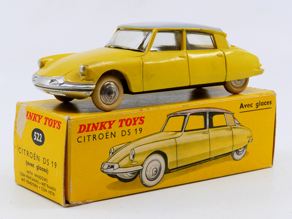 Dinky Toys Citroen DS19 vitrage 522