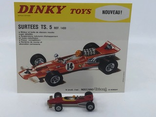 Prototype Lotus 49B Dinky Toys France et l’affichette de celle qui l’a remplacée la Surtees TS5