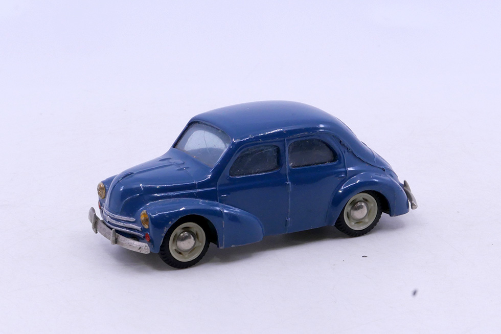 Tekno - Renault 4cv 3 barres 811