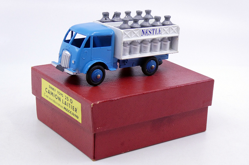 Dinky Toys France - Ford camion laitier Nestlé 25O