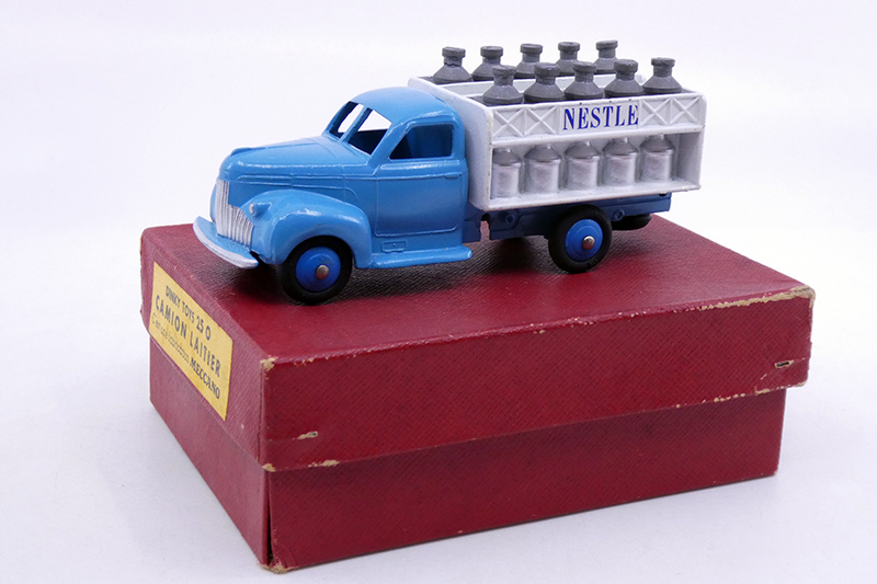 Dinky Toys France - Studebaker camion laitier Nestlé 25 O