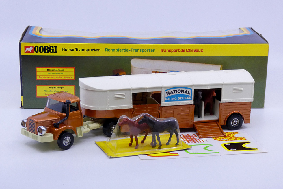 - Corgi Toys - Berliet tracteur semi van chevaux National 1105