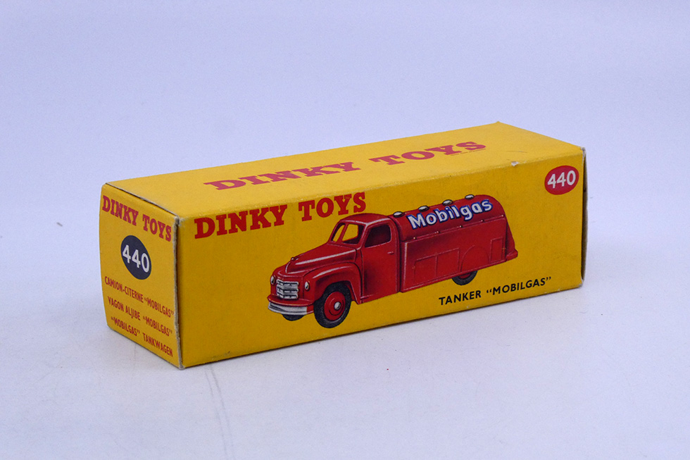 Dinky Toys GB - Studebaker camion citerne Mobilgas 440