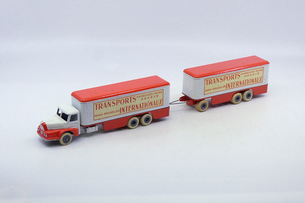 JRD - Unic Lautaret tracteur porteur Transports Internationaux 127
