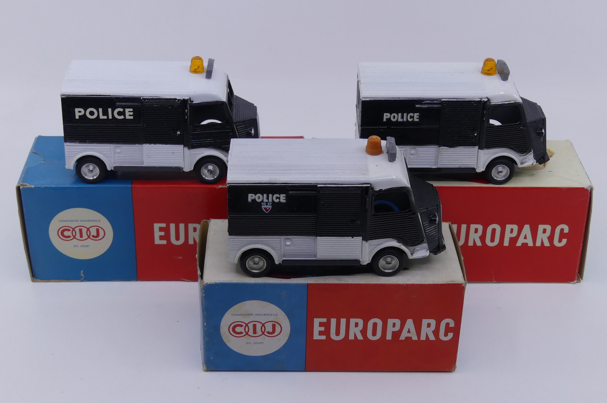 C-I-J les trois variantes de décalcomanies pour le Citroën 1200Kgs police de chez C-I-J Collection AutoJaune