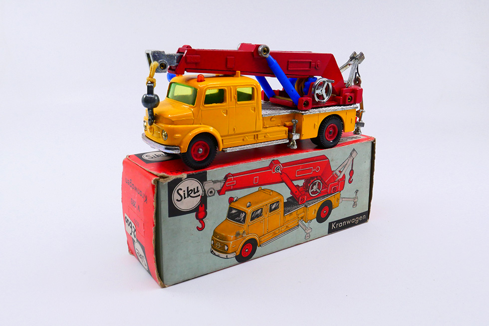 Siku - Mercedes camion double cabine avec flèche V293