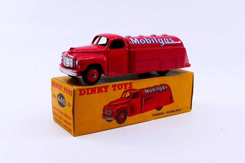 Dinky Toys GB - Studebaker camion citerne Mobilgas 440