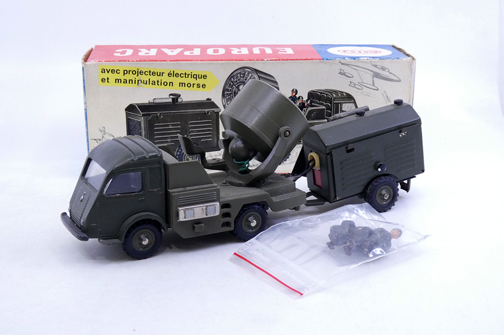 C.I.J. - Renault 2,5T camion avec projecteur militaire 3-96