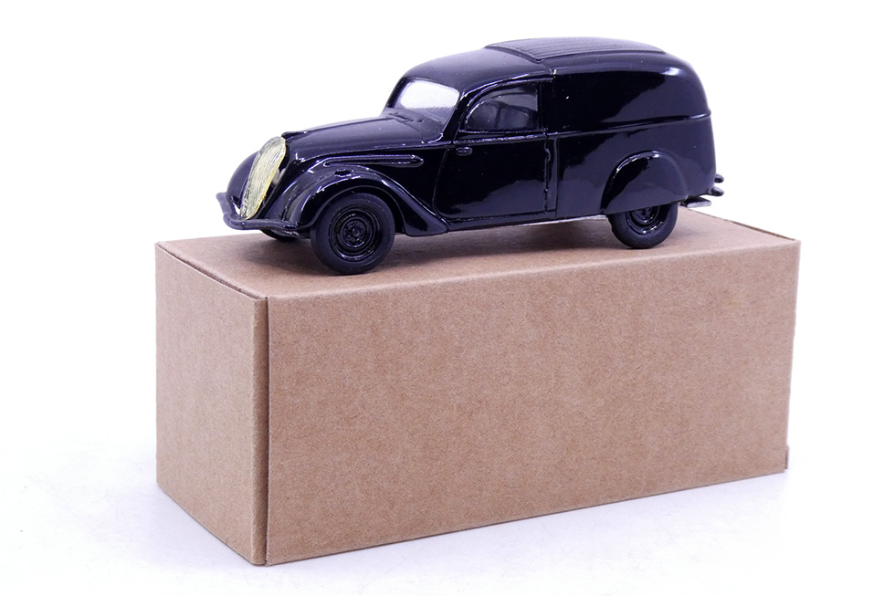 Record - Peugeot 202 fourgonnette tôlée