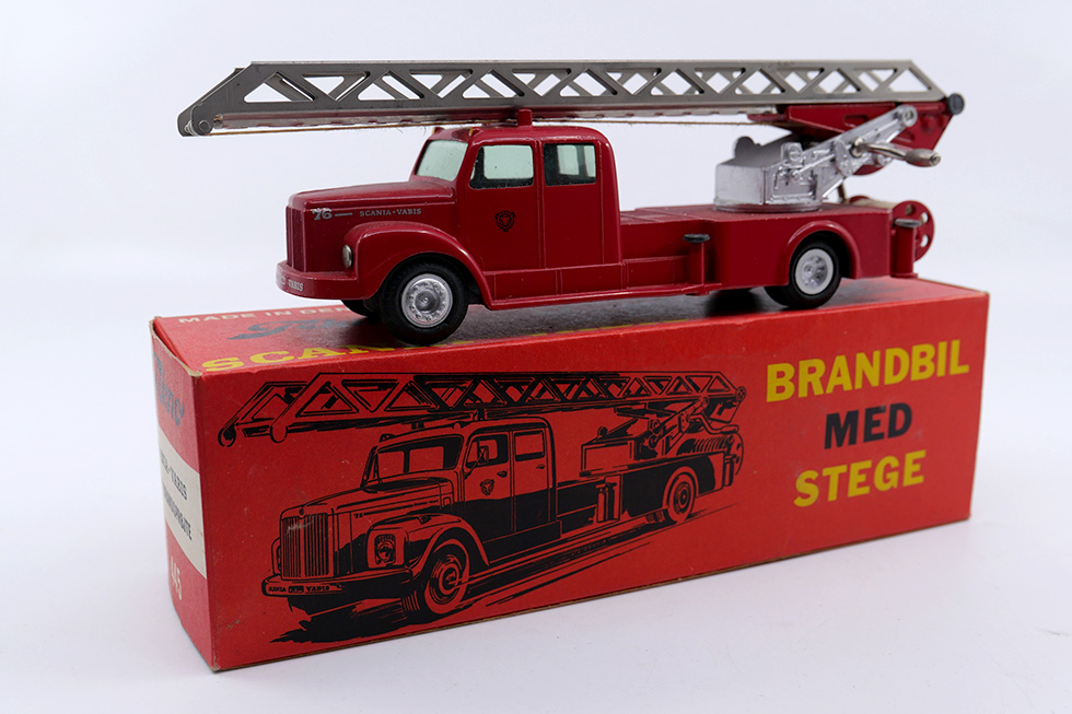 Tekno - Scania 76 double cabine grande échelle pompier 445