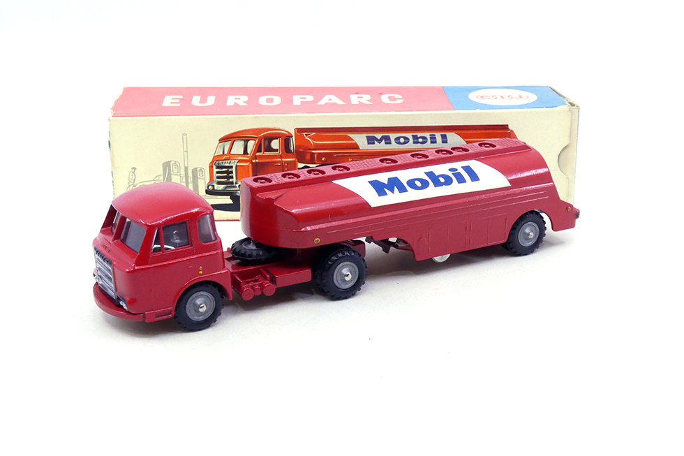 C.I.J. - Saviem JL20 tracteur semi remorque citerne Mobil 4-70