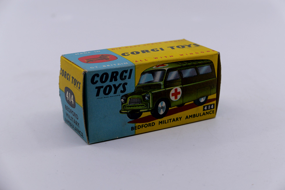 Corgi Toys - Bedford 10cwt ambulance militaire 414