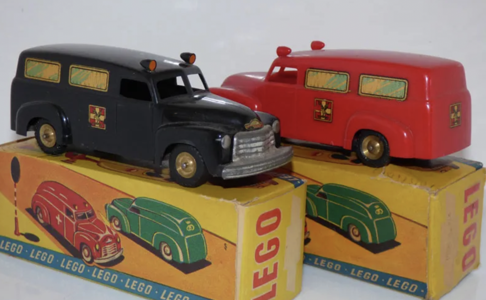 LEGO Ambulances Falck (rouge et noire) Collection AUTOJAUNE extrait du blog noir c'est noir