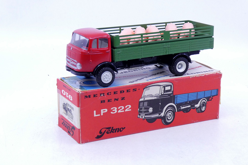 Tekno - Mercedes LP322 bétaillère avec cochons 910