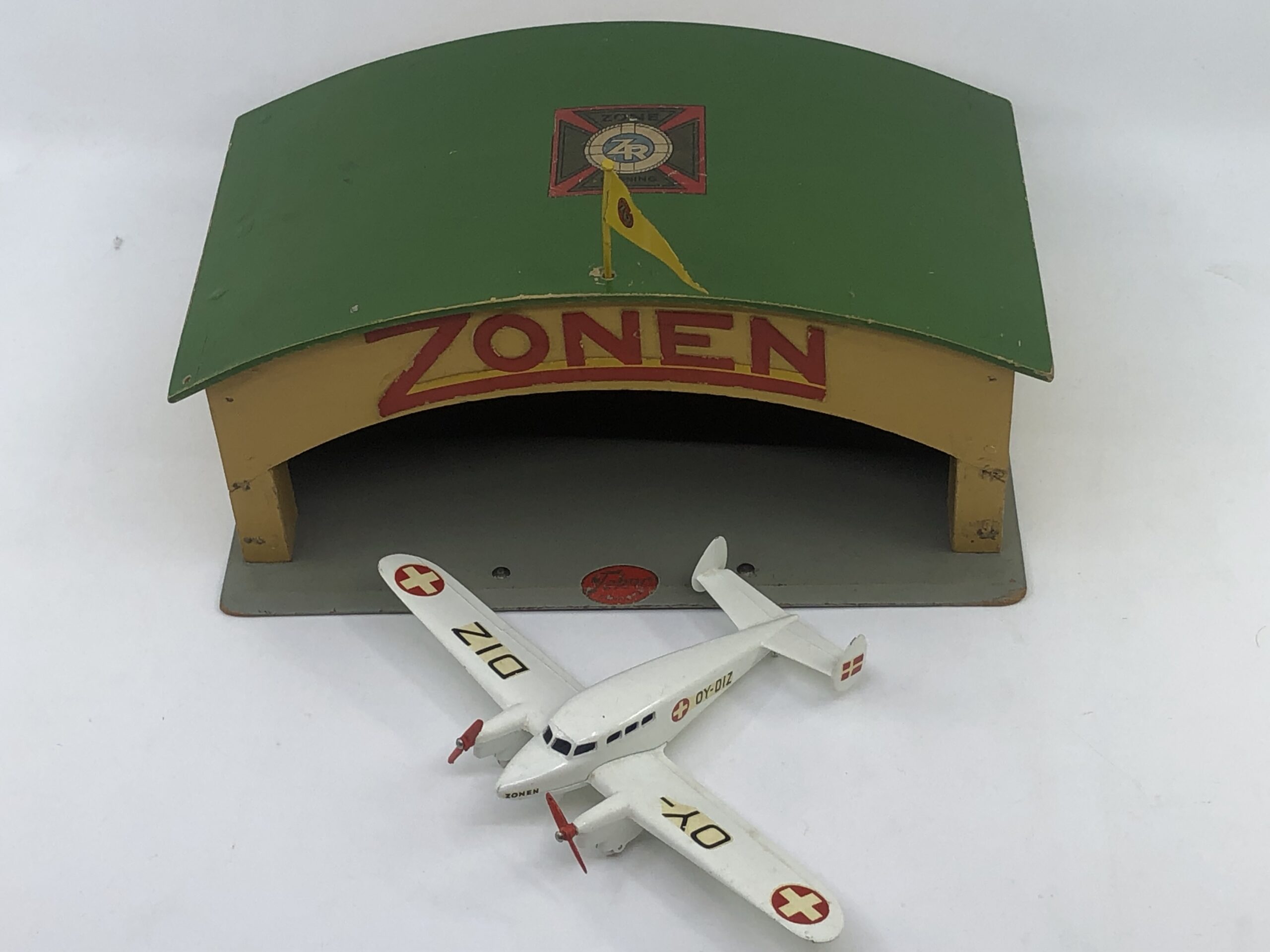 Tekno bimoteur sanitaire et hangar Tekno conçu pour cet avion Collection AutoJaune 2