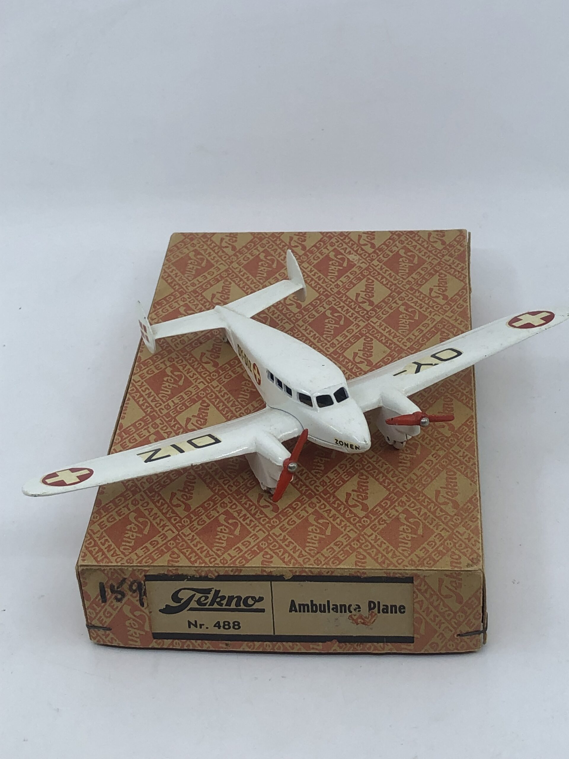 Tekno bimoteur sanitaire et hangar Tekno conçu pour cet avion Collection AutoJaune