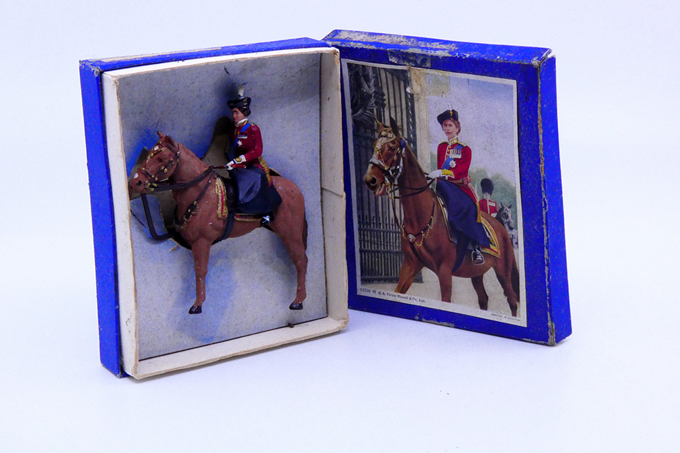 Timpo Toys - personnage Elisabeth II reine d'Angleterre à cheval