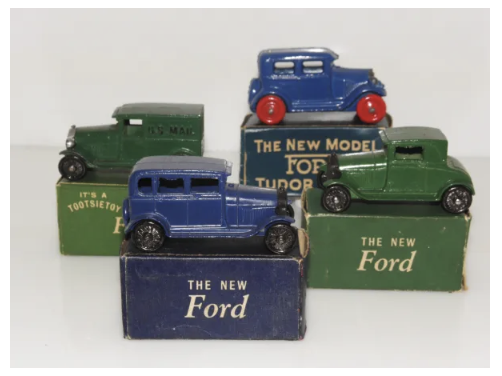Tootsietoys et Barclay Ford A en étuis individuels Collection AutoJaune