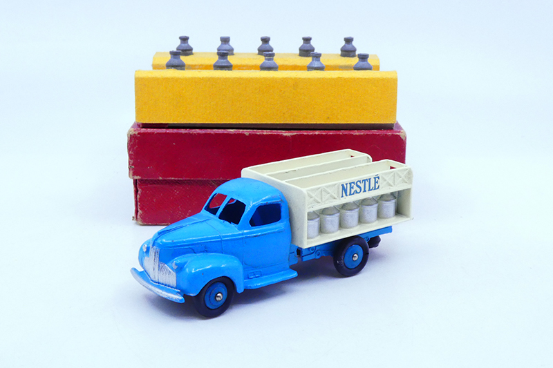 Dinky Toys- Studebaker camion laitier Nestlé type 1 25 O