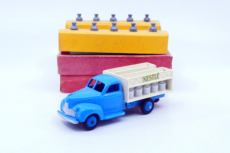 Dinky Toys France - Studebaker camion laitier Nestlé type 3 25 O