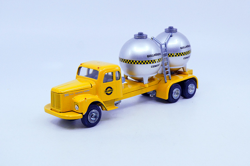 Tekno - Scania 76 porteur avec cuves ciment Gullhögens 453