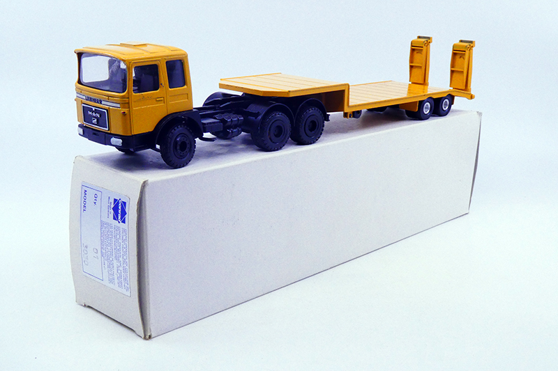 Conrad - Man tracteur semi remorque plateau porte engins Liebherr