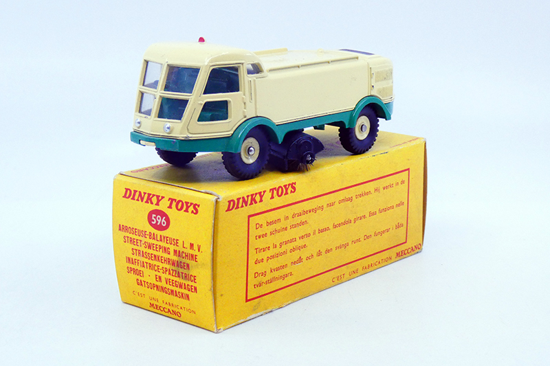 Dinky Toys France - L.M.V balayeuse 596