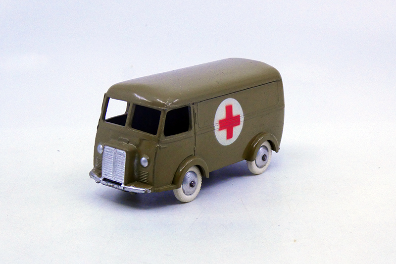 Quiralu - Peugeot D4A fourgon ambulance militaire