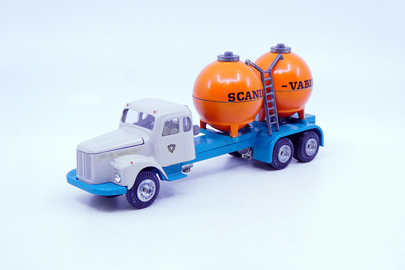 Tekno - Scania 76 porteur avec cuves ciment Scania Vabis 453